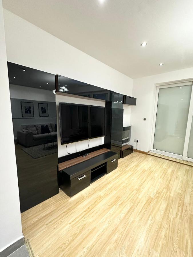 London Charm - Stylish Room In Spacious Home Extérieur photo